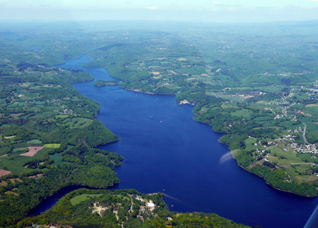 Le lac de Bort les Orgues - Copyright Studio Plume et Eau